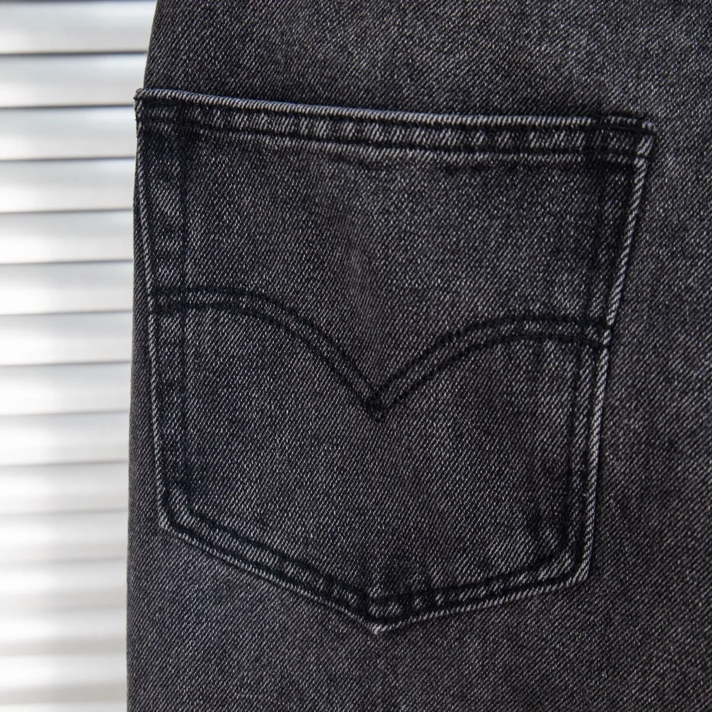 P240 Chrome Hearts Gallery co-branded limited-edition cross-flared flared jeans are a hot item this season and are sought after by countless celebrities and fashionistas. The neat details of the cutting process add color to the playful fashion! The neat and meticulous design, and the well-fitting structure is unique. The upper body not only has outstanding recognition, but also looks younger and younger. A style with the ultimate wearing meaning and performance, gorgeous color matching, and the craftsmanship of this style is also extremely extraordinary. After the finished product is washed, it is disassembled and hand-made with sheepskin cross leather and then spliced ​​together to complete. The whole piece has too many craftsmanship to describe. It is decorated with patchwork cross flowers and high-waisted washed jeans! ! Absolutely high-end luxury product, a god-level single product, a super popular product, made with top heavy industry, a must-see magic weapon that can't be missed. Style number: 1836 Size: 28 30 32 34 36 Color: black